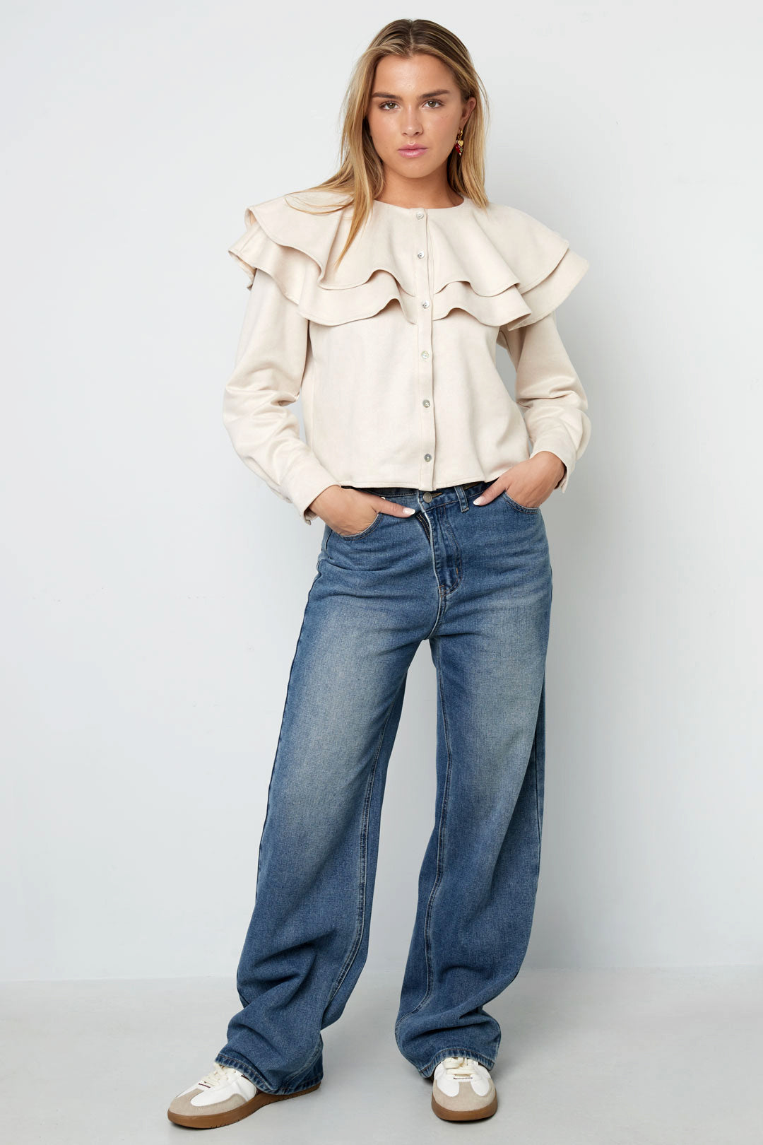 Marla Rüschenbluse in Creme – getragen (3)