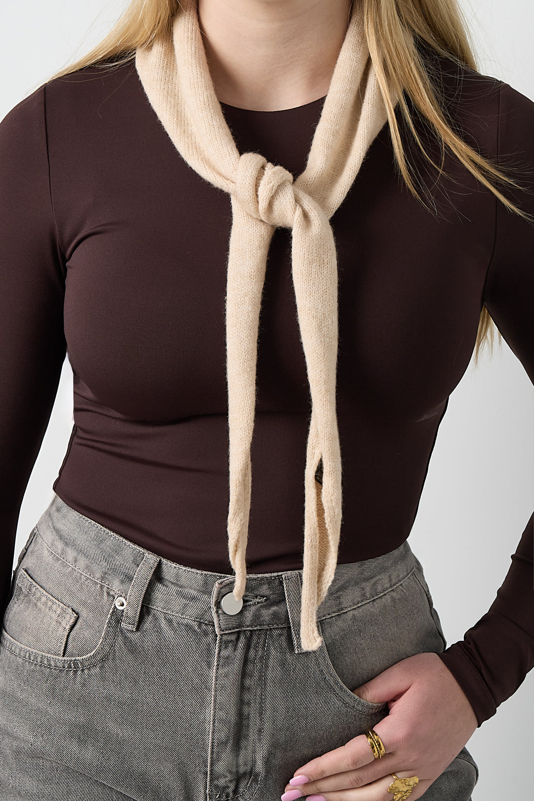 Fiene Dreiecksschal in Beige – getragen (2)