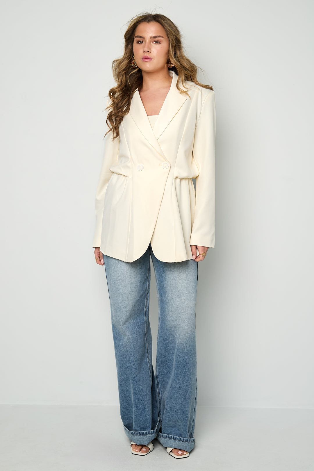 Charlotte Blazer – Gerafft in Creme – getragen (3)