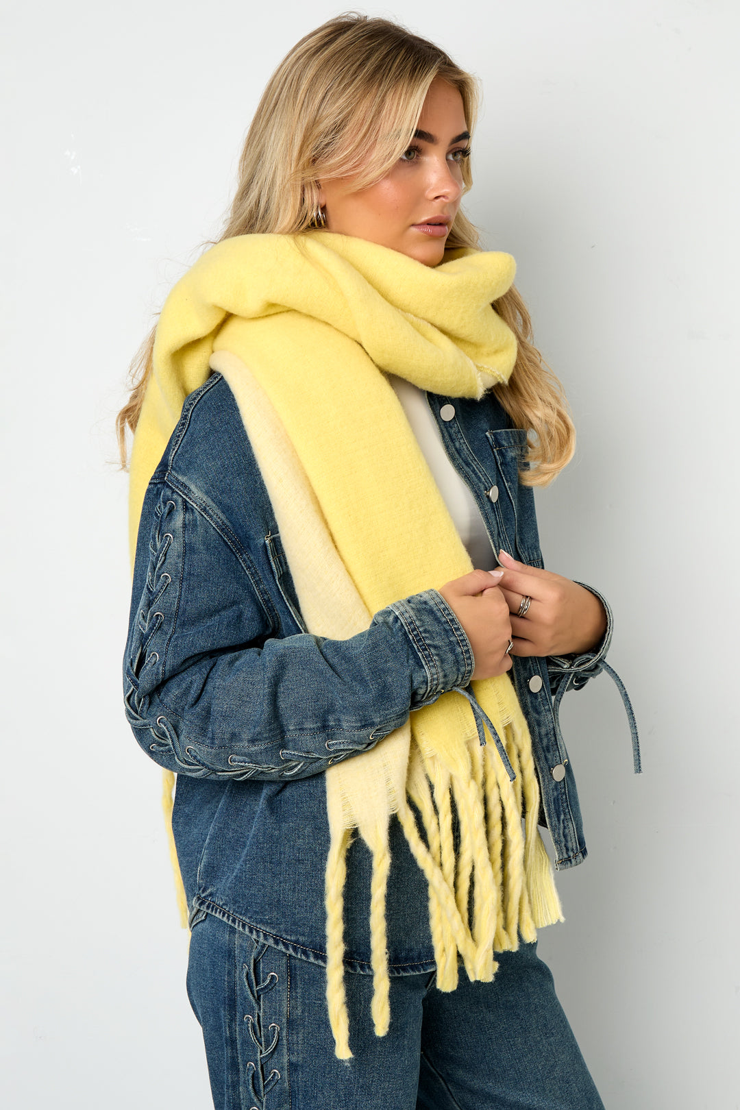 Matilda Fransenschal in Gelb – getragen (2)