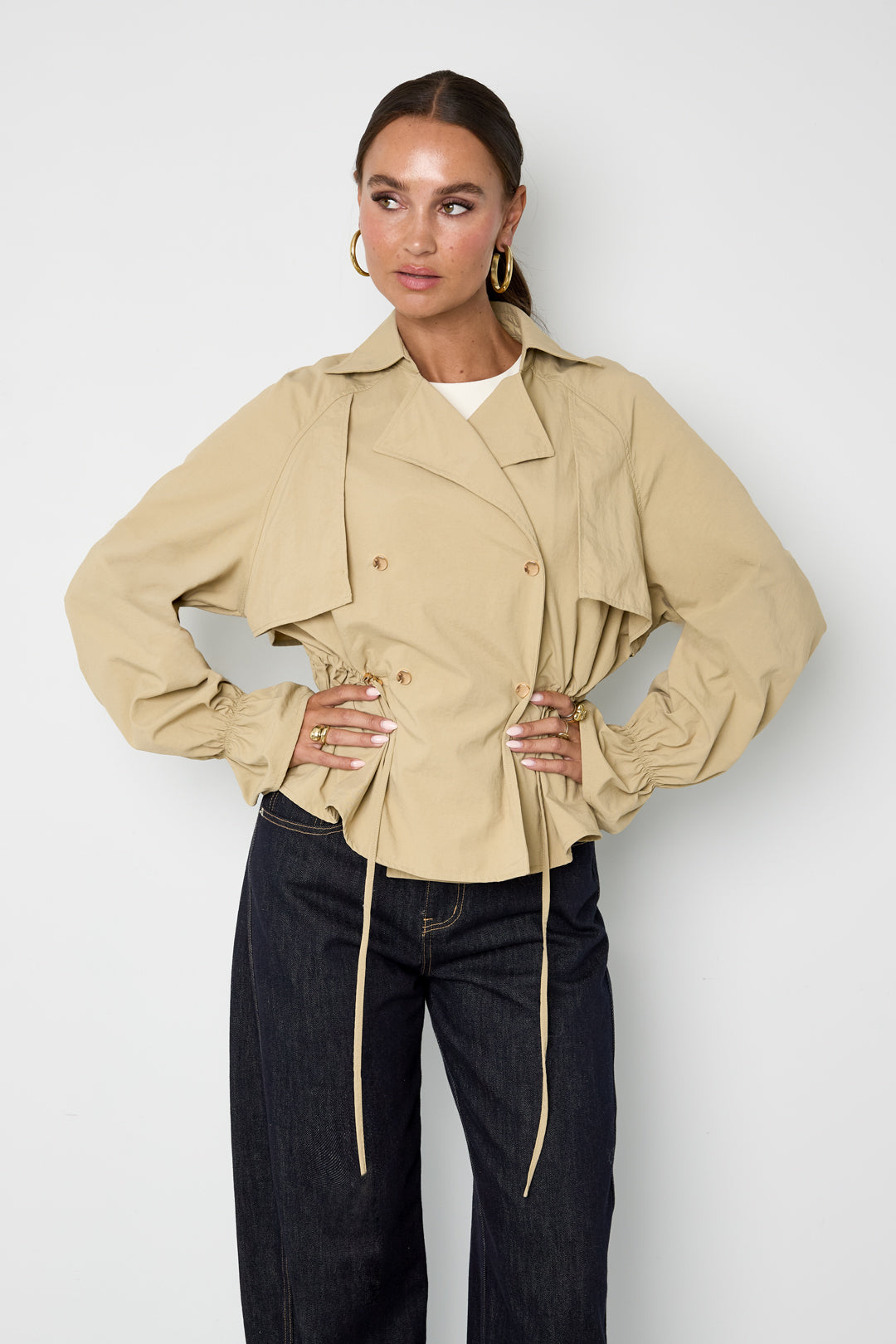 Maja Trenchjacke – Kurz in Khaki – Detail
