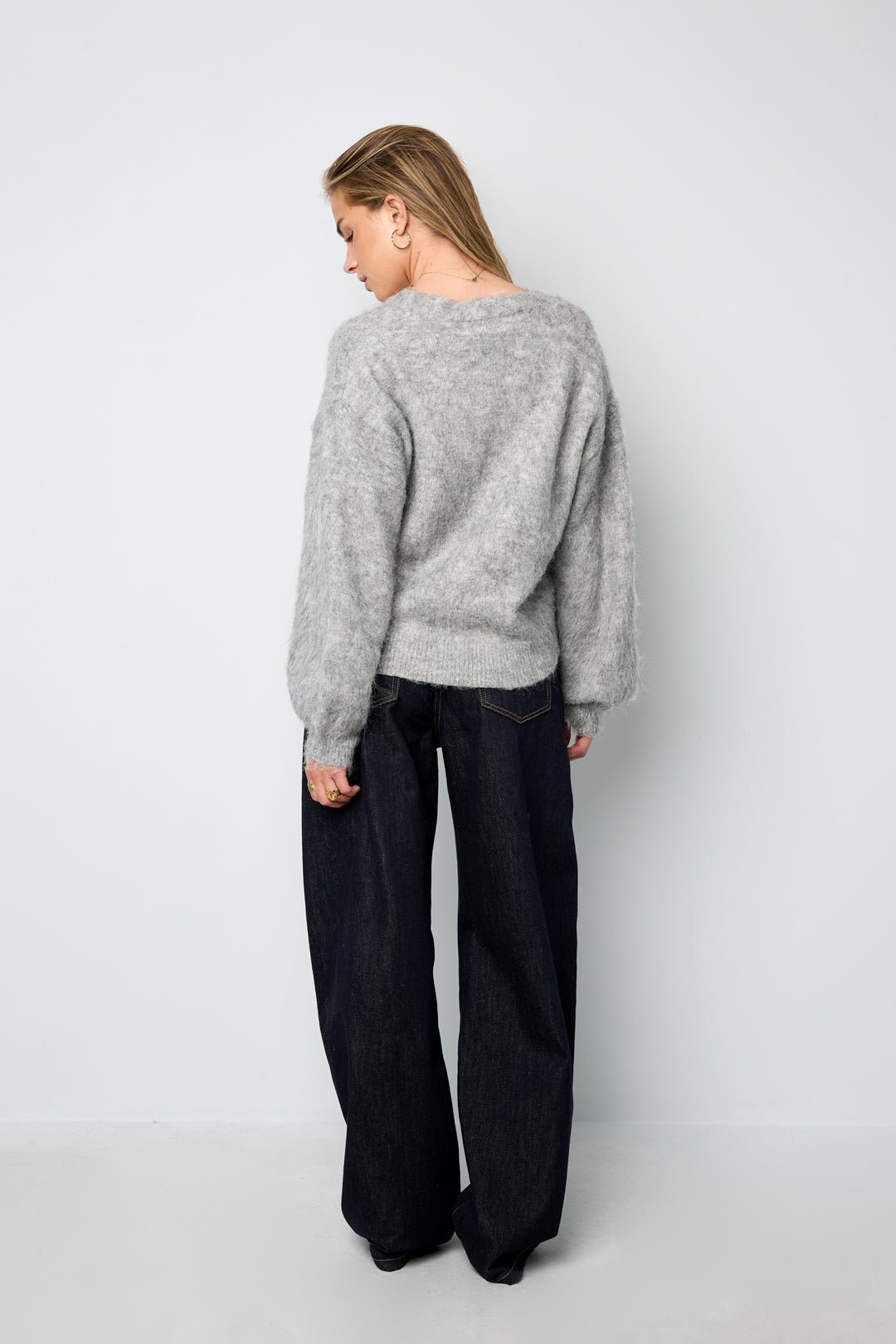 Thea Strickjacke – Flauschig in Grau – getragen (5)
