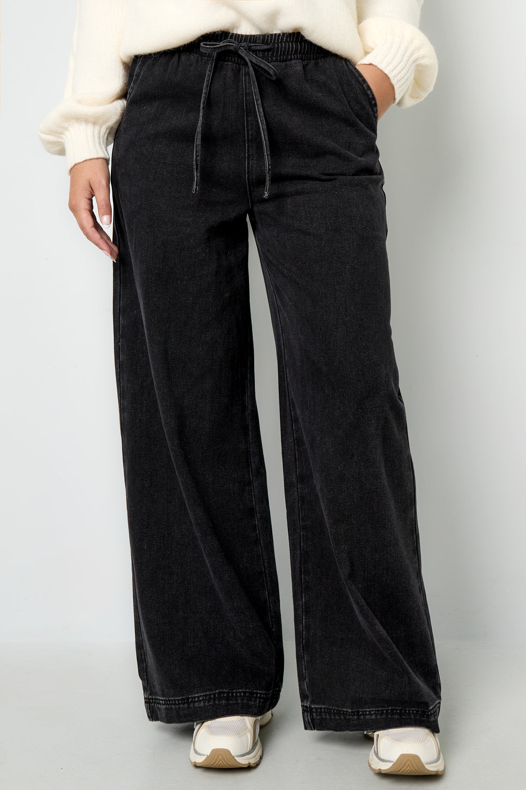 Gina Wide-Leg-Jeans in Schwarz – getragen (5)