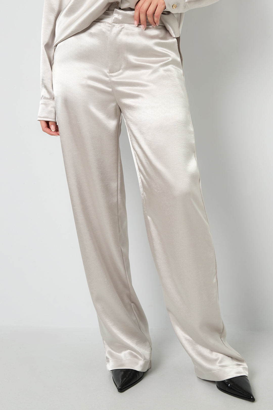 Pia Satinhose in Creme – getragen (2)
