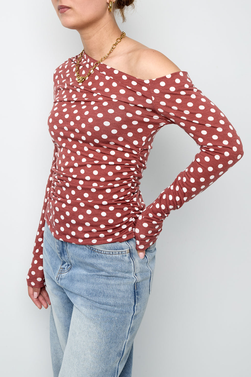 Zoe Off-Shoulder-Shirt – Punkte in Rot – getragen (3)