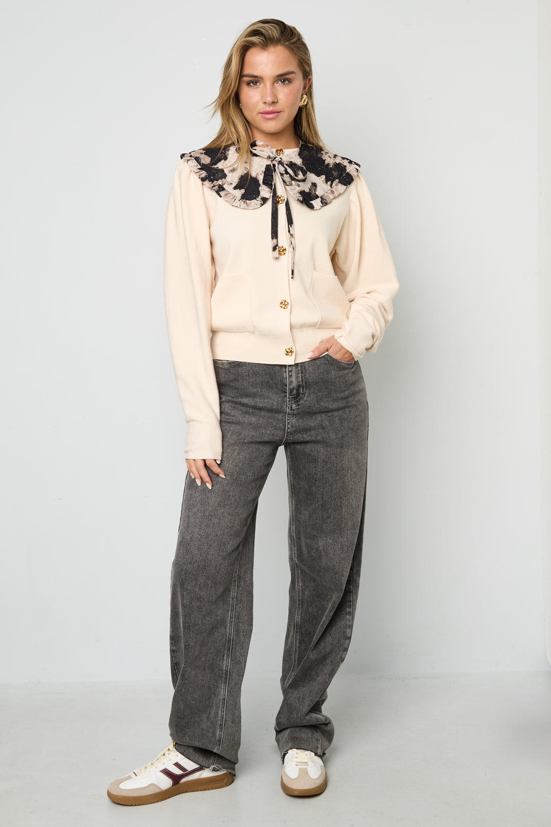Clea Kragen – Tiermuster in Creme – getragen (2)