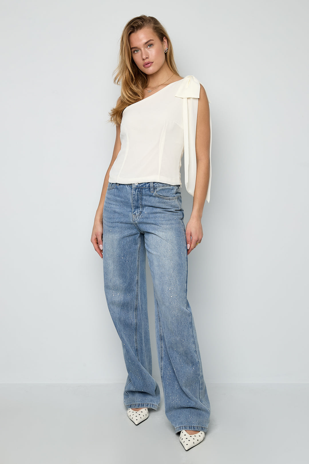 Larissa One-Shoulder-Top – Schleife in Creme – getragen (4)