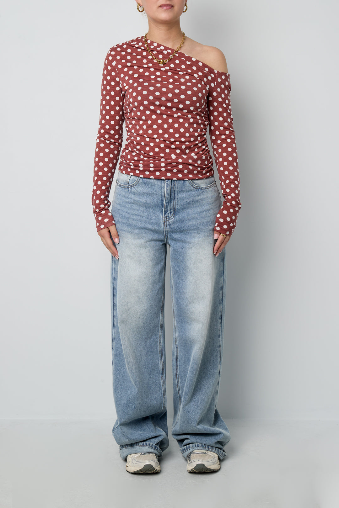 Zoe Off-Shoulder-Shirt – Punkte in Rot – getragen