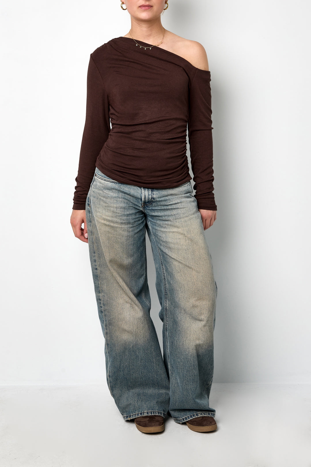 Ava Off-Shoulder-Shirt in Braun – getragen