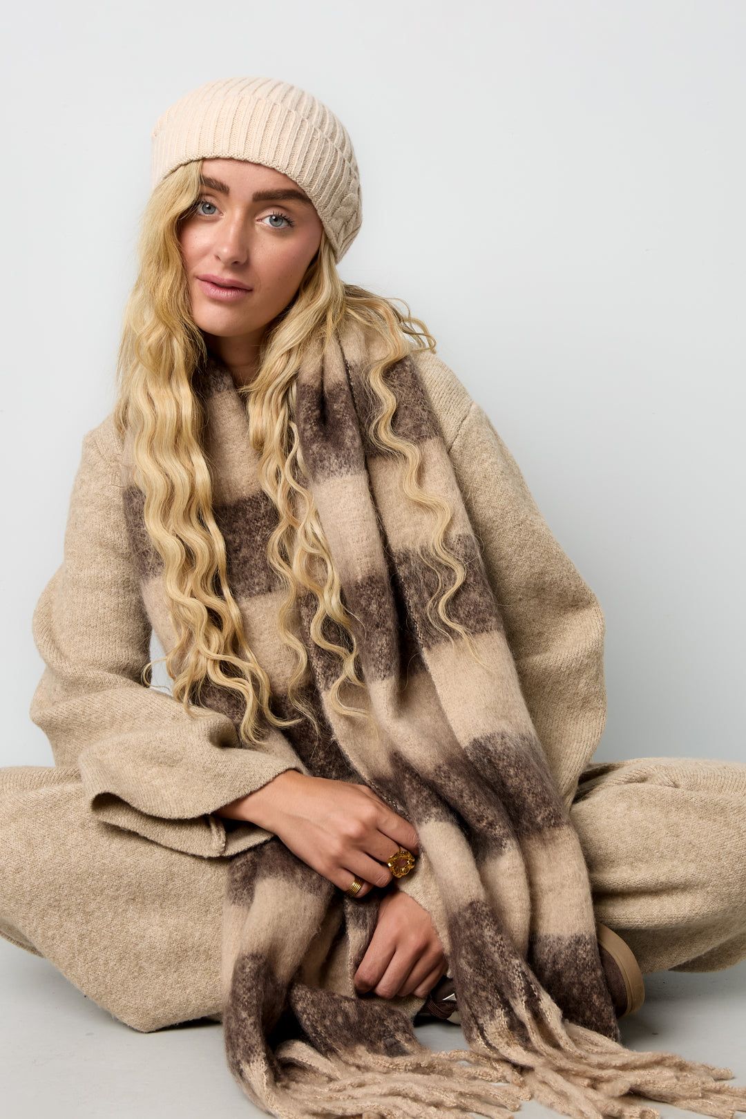 Johanna Streifenschal in Dunkelbraun – Styling