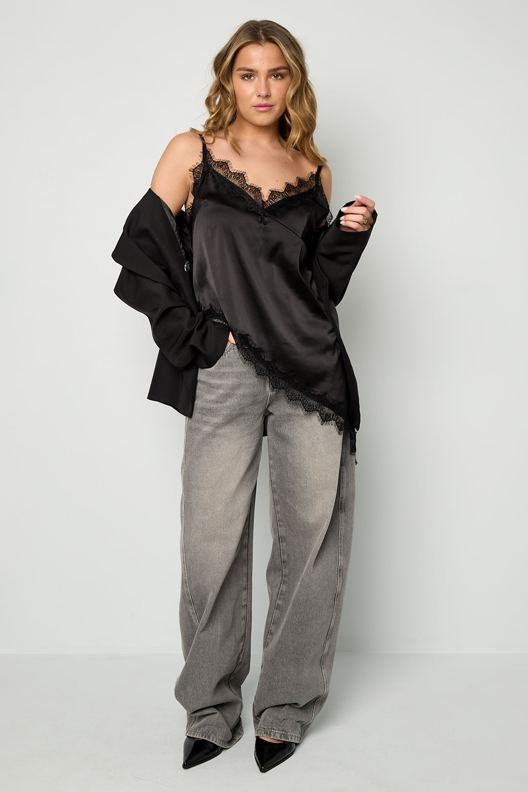Selina Spitzentop – Asymmetrisch in Schwarz – getragen (3)