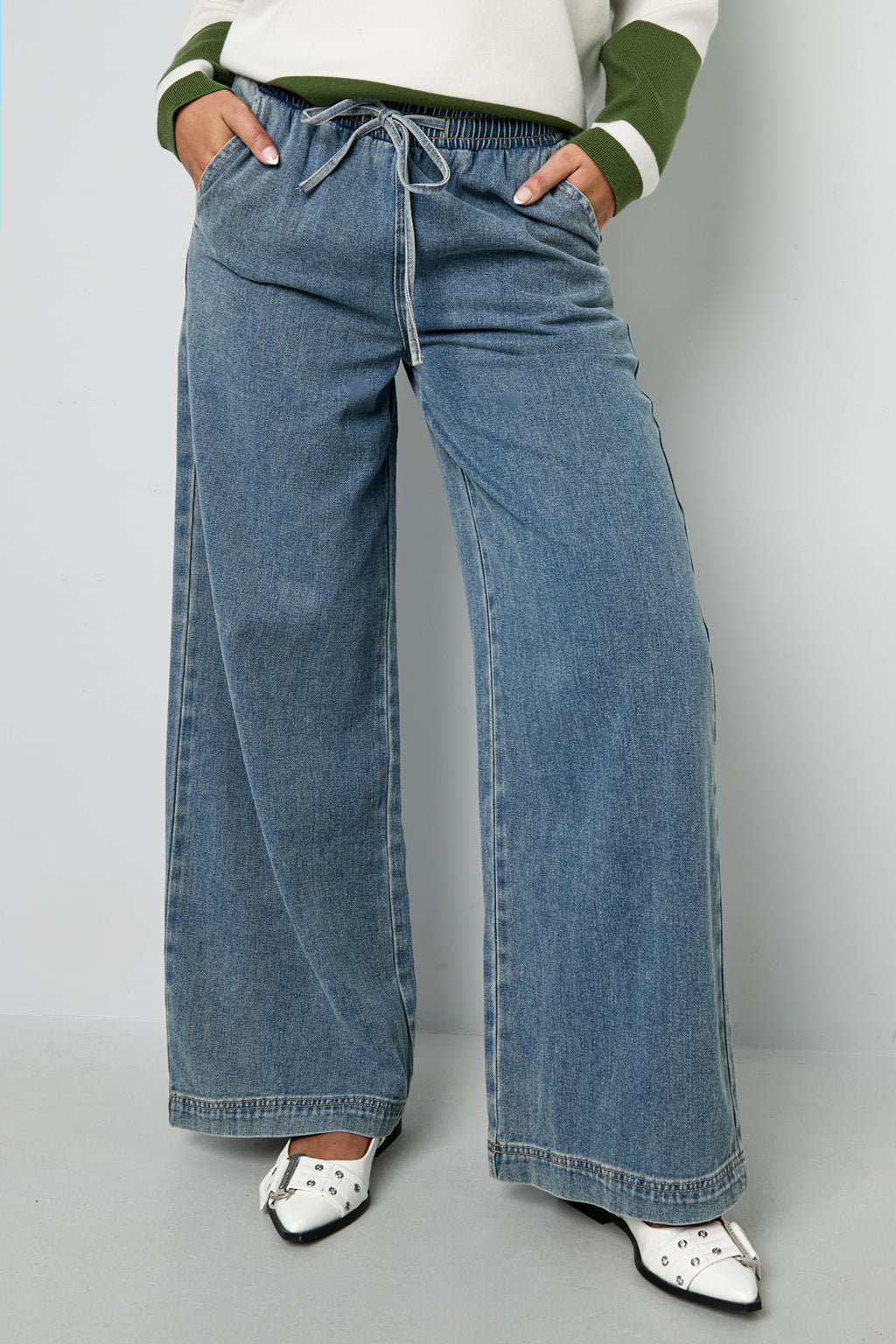 Gina Wide-Leg-Jeans in Blau – getragen