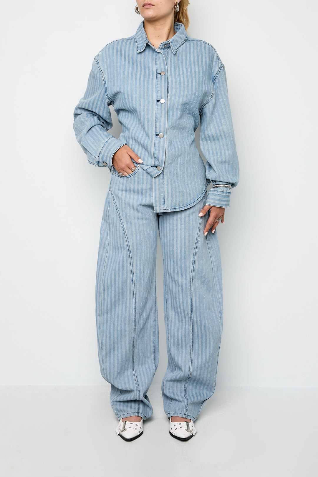 Selma Jeansbluse – Streifen – getragen