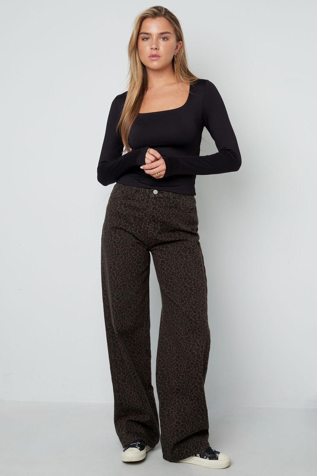 Mina Longsleeve – Eckiger Ausschnitt in Schwarz – getragen (3)