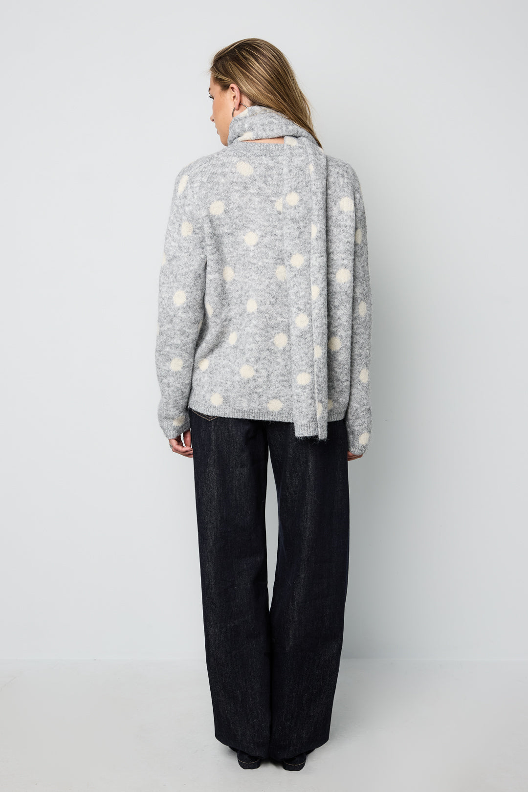 Malin Strickjacke – Schal in Grau – getragen (5)