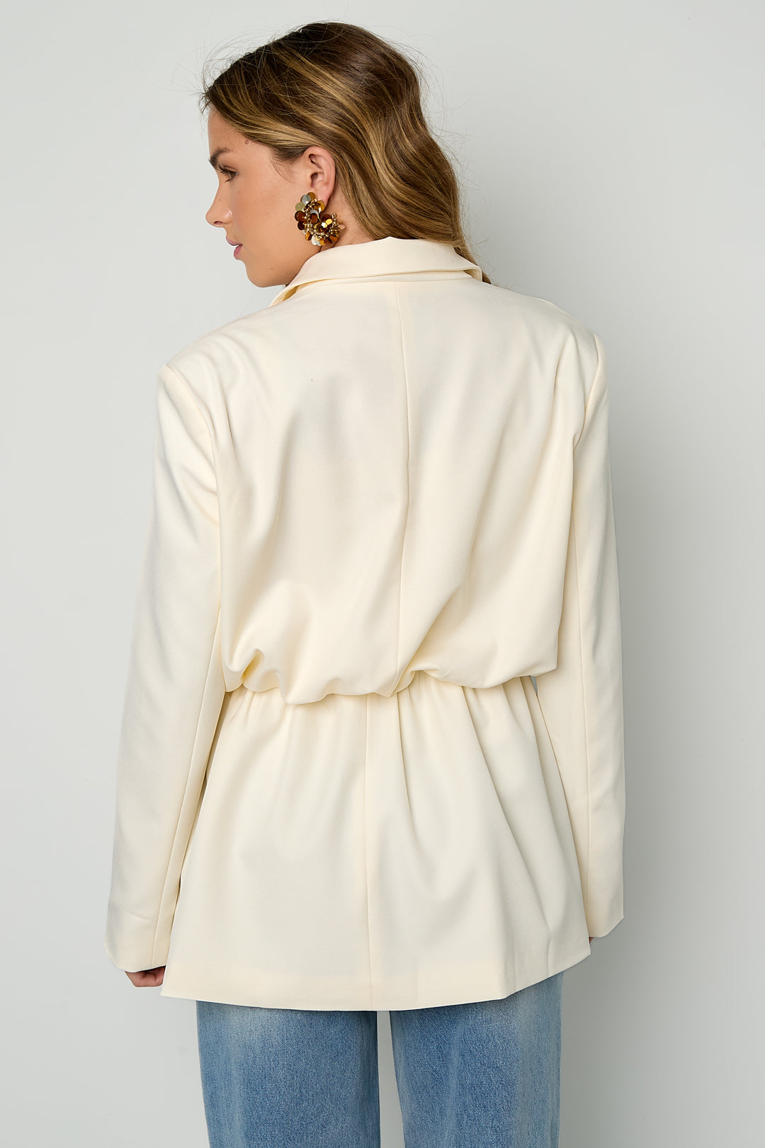 Charlotte Blazer – Gerafft in Creme – getragen (4)