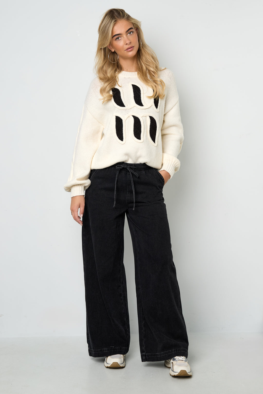 Gina Wide-Leg-Jeans in Schwarz – getragen (2)