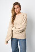 Elin Zopfpullover in Khaki, am Model