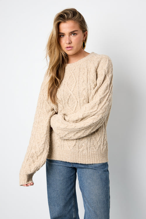 Elin Zopfpullover in Khaki, am Model
