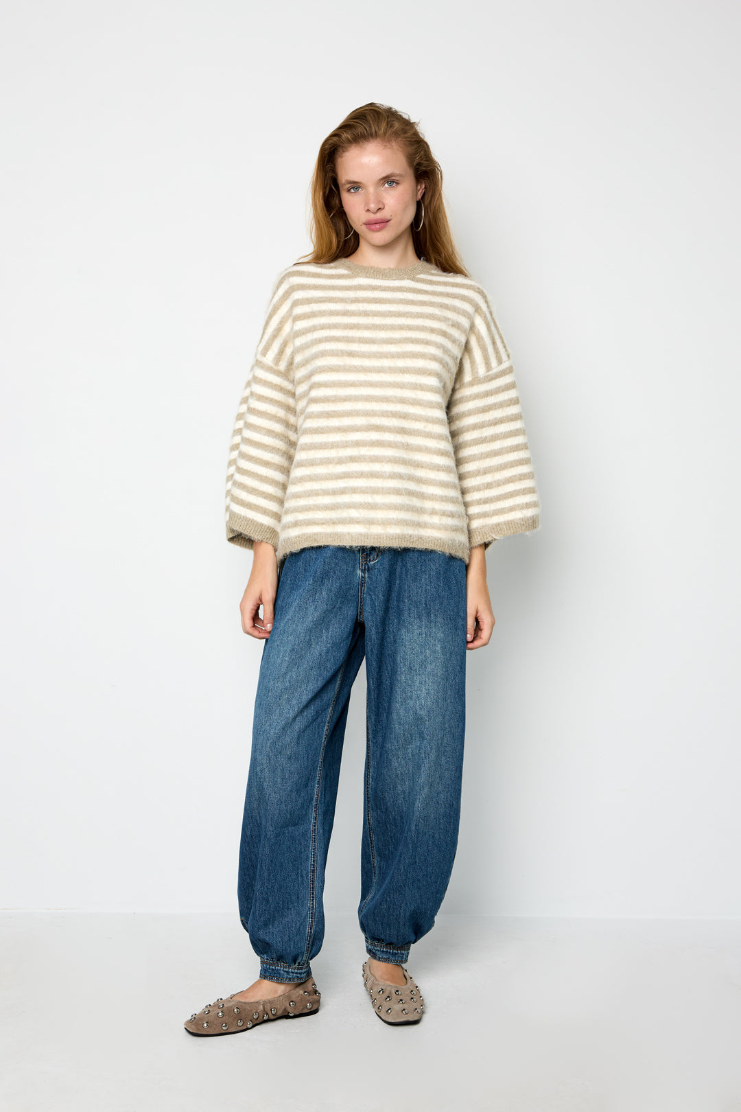 Ines Strickshirt – Streifen in Khaki – getragen