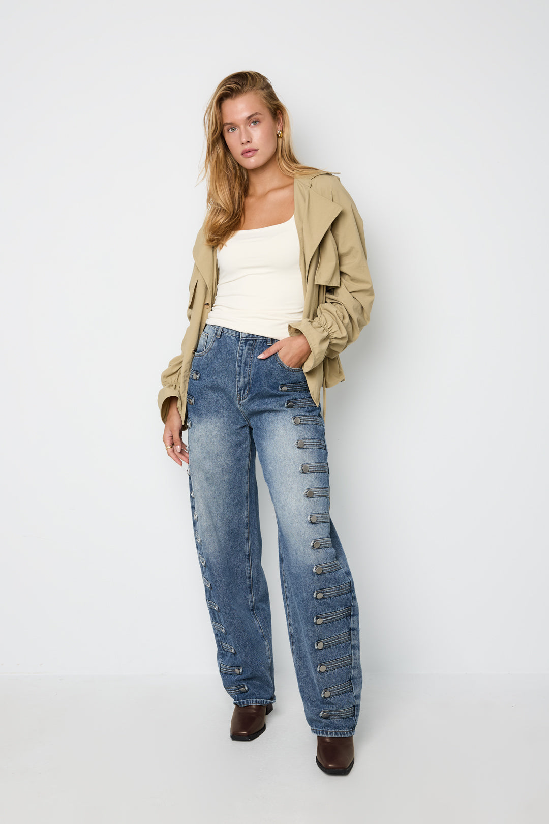 Liv Barrel-Jeans – Knopfleiste – getragen