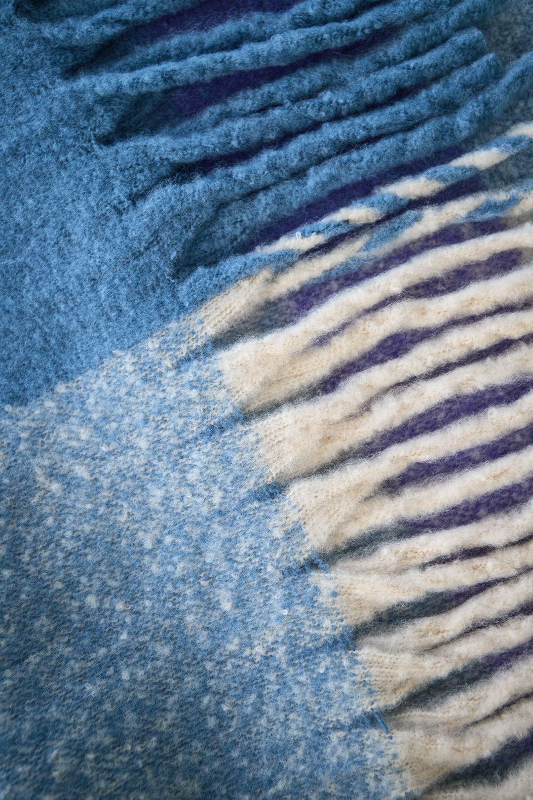Mareike Flauschschal – Farbblock in Blau – getragen (3)