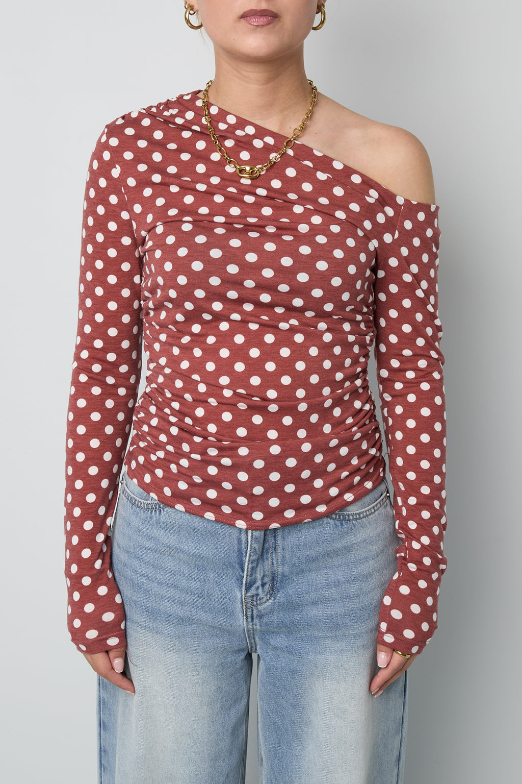 Zoe Off-Shoulder-Shirt – Punkte in Rot – getragen (2)