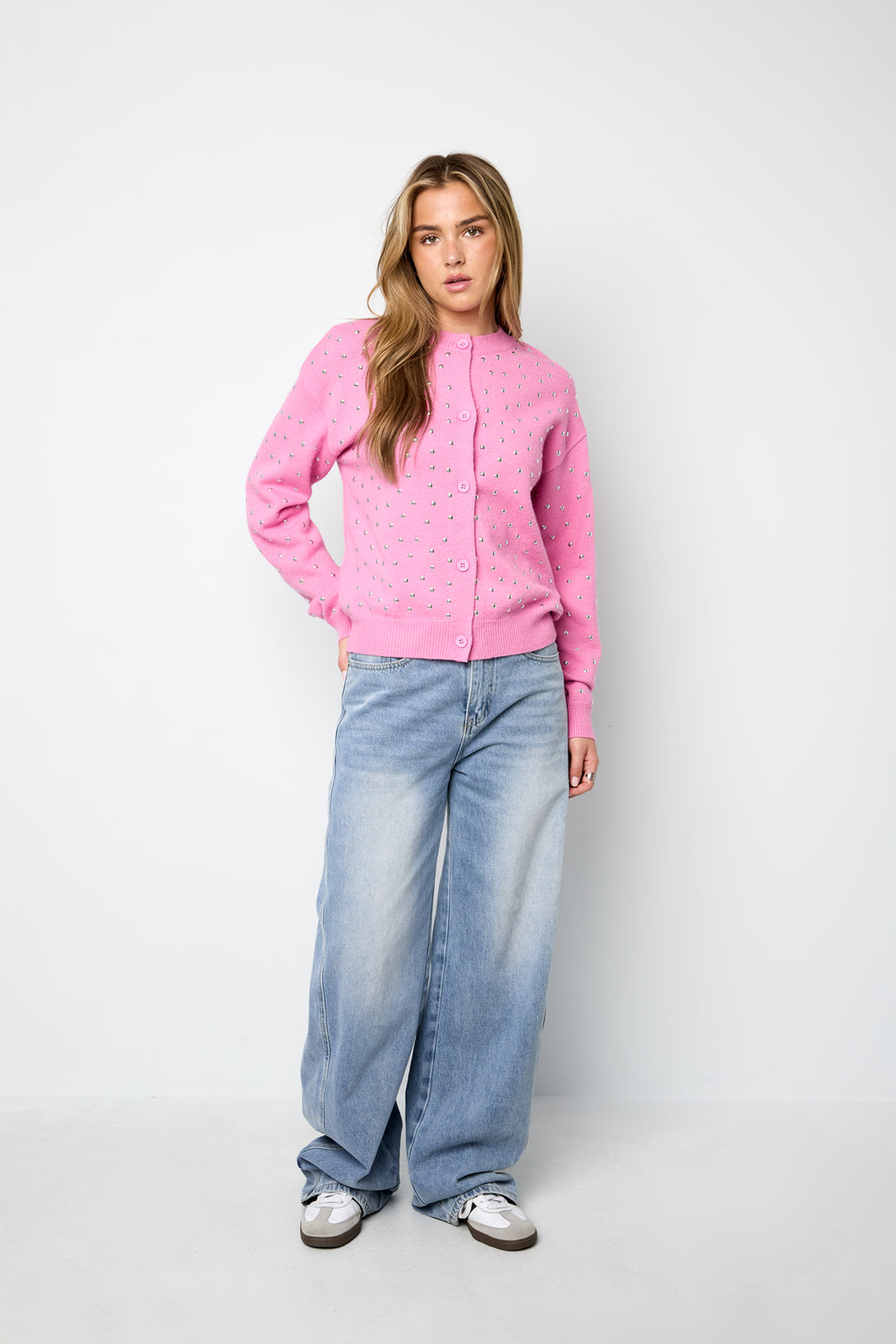 Mila Pullover – Nieten in Rosa – getragen