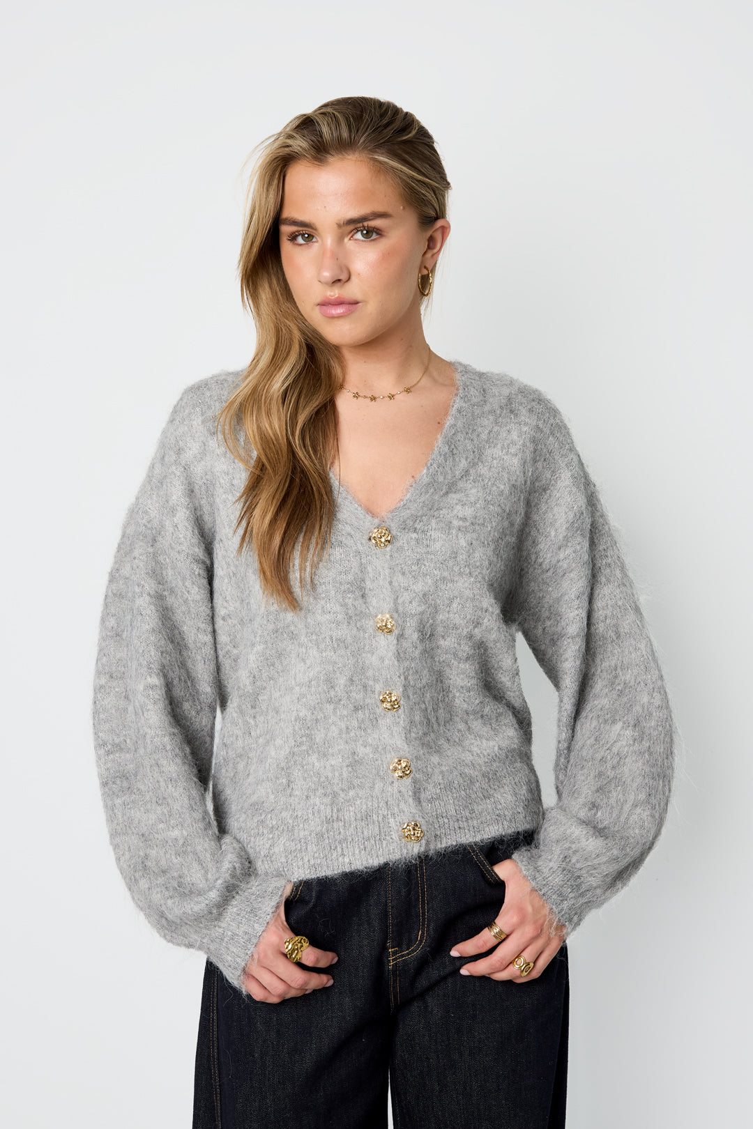 Thea Strickjacke – Flauschig in Grau – getragen (2)