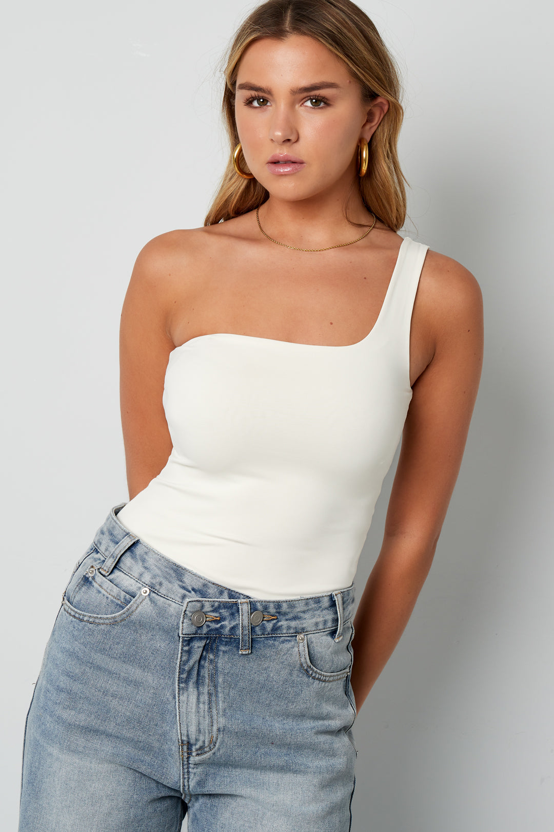 Leyla Body – One-Shoulder in Weiß – getragen (4)