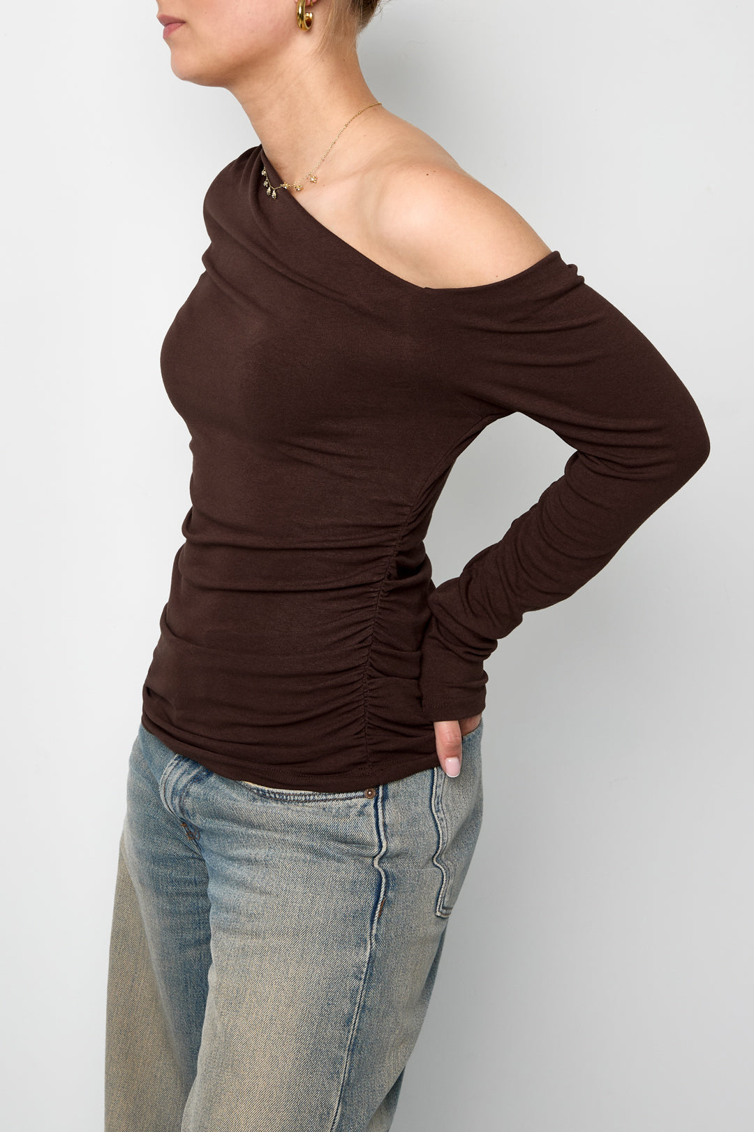 Ava Off-Shoulder-Shirt in Braun – getragen (4)