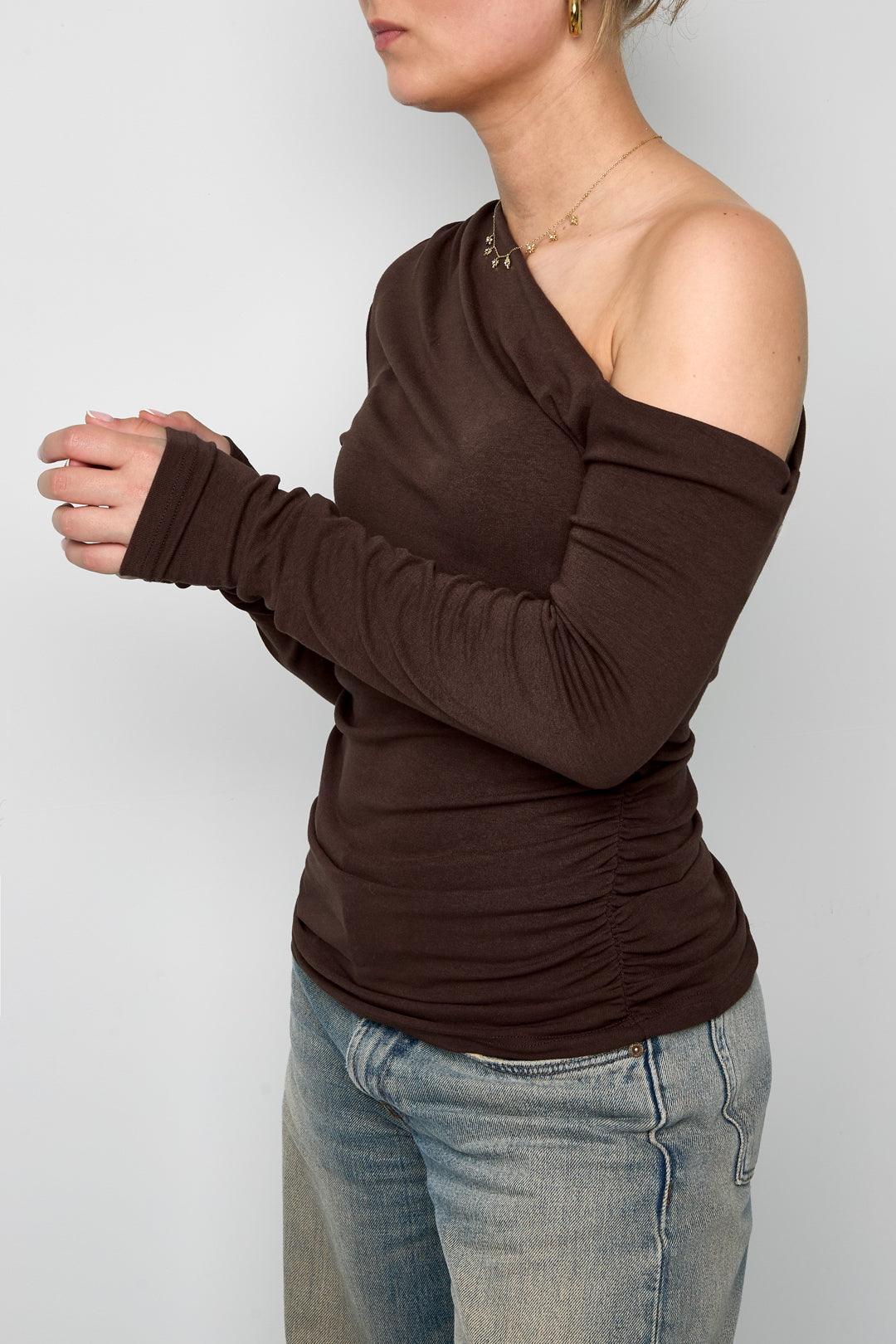 Ava Off-Shoulder-Shirt in Braun – getragen (2)