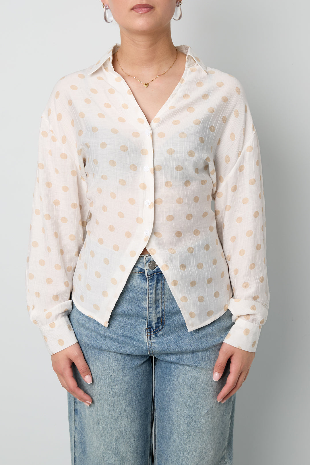 Yara Bluse – Bindedetail in Creme – getragen (3)