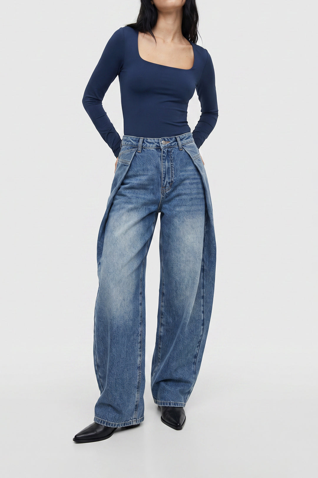 Saga Jeans – Faltendetail in Blau – getragen