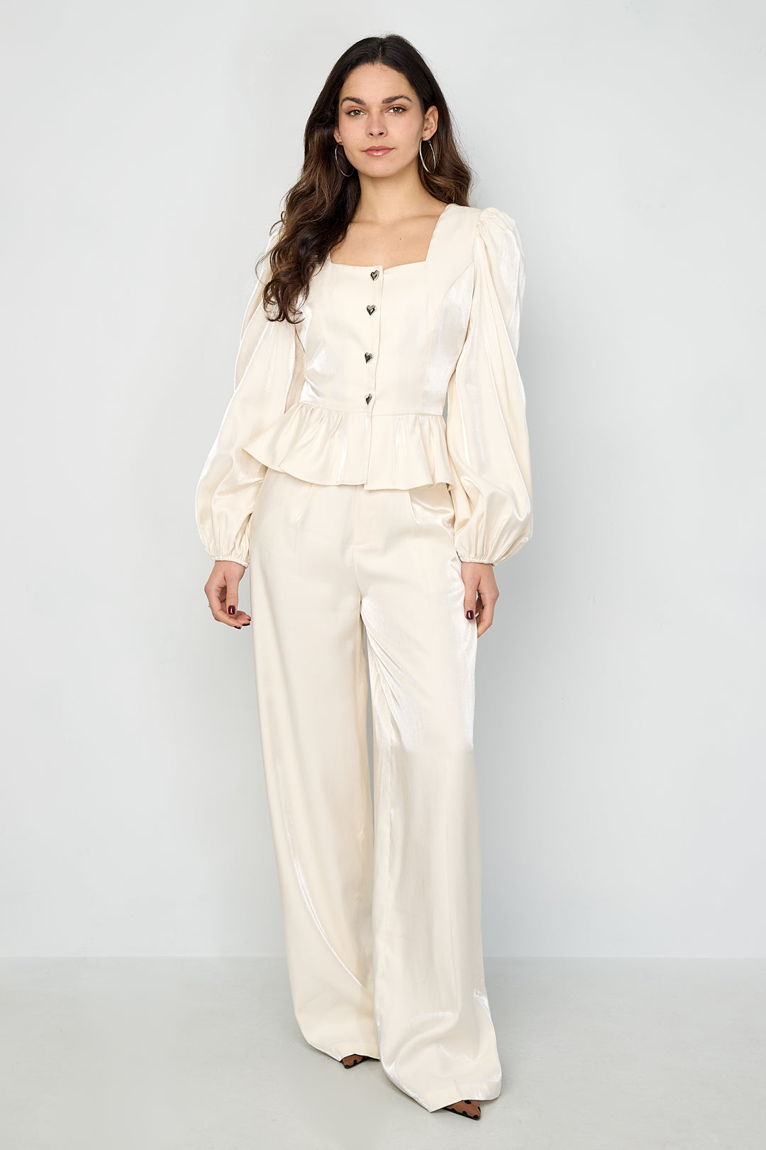 Amira Bluse – Herzknöpfe in Creme – getragen (4)