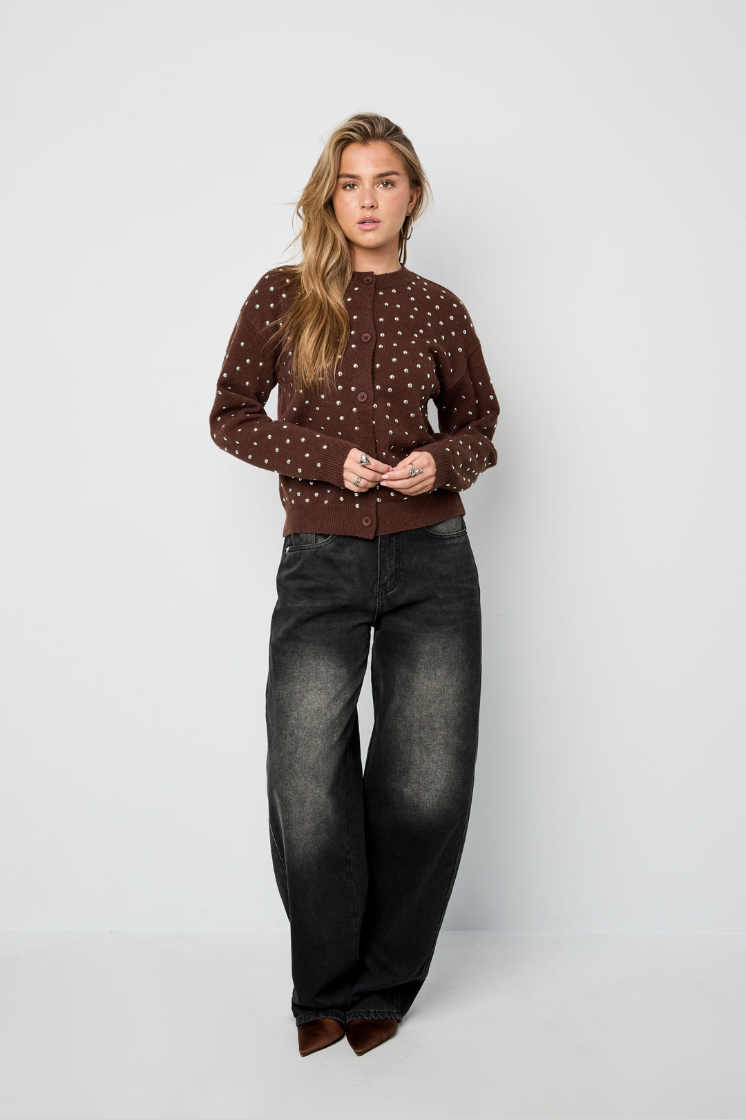 Mila Pullover – Nieten in Braun – getragen (4)