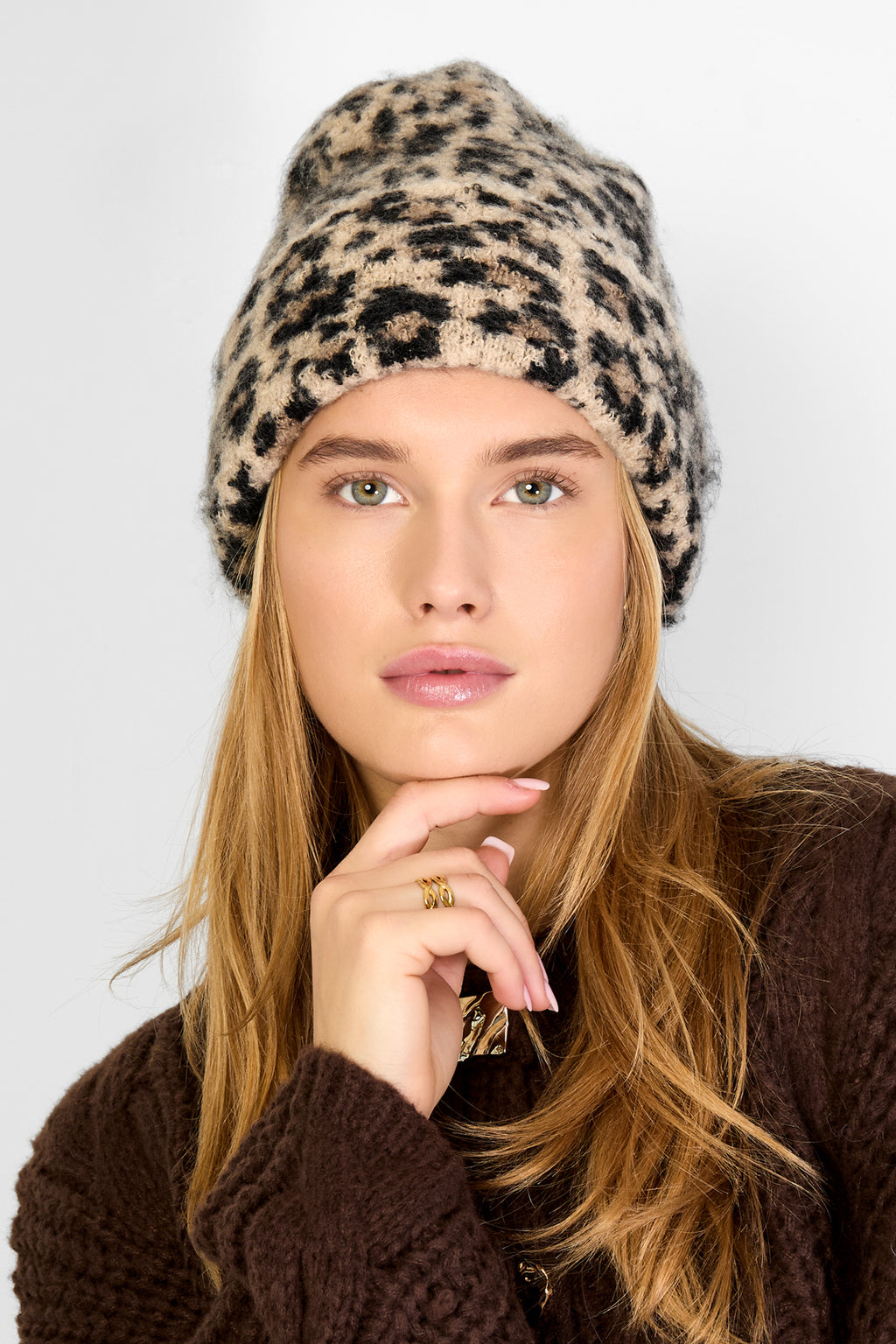Malena Beanie – Leopardenmuster in Khaki – getragen