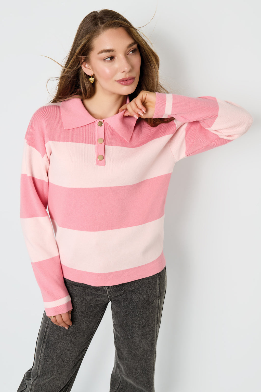 Karla Polo-Pullover – Streifen in Rosa – getragen