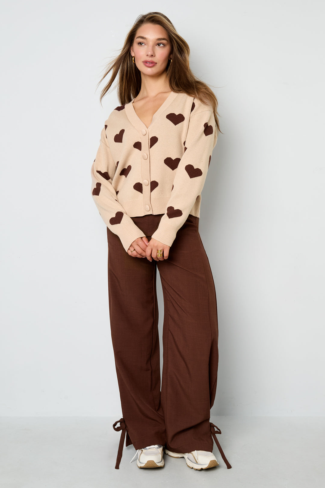 Ilvy Strickjacke – Herzen in Khaki – getragen (4)