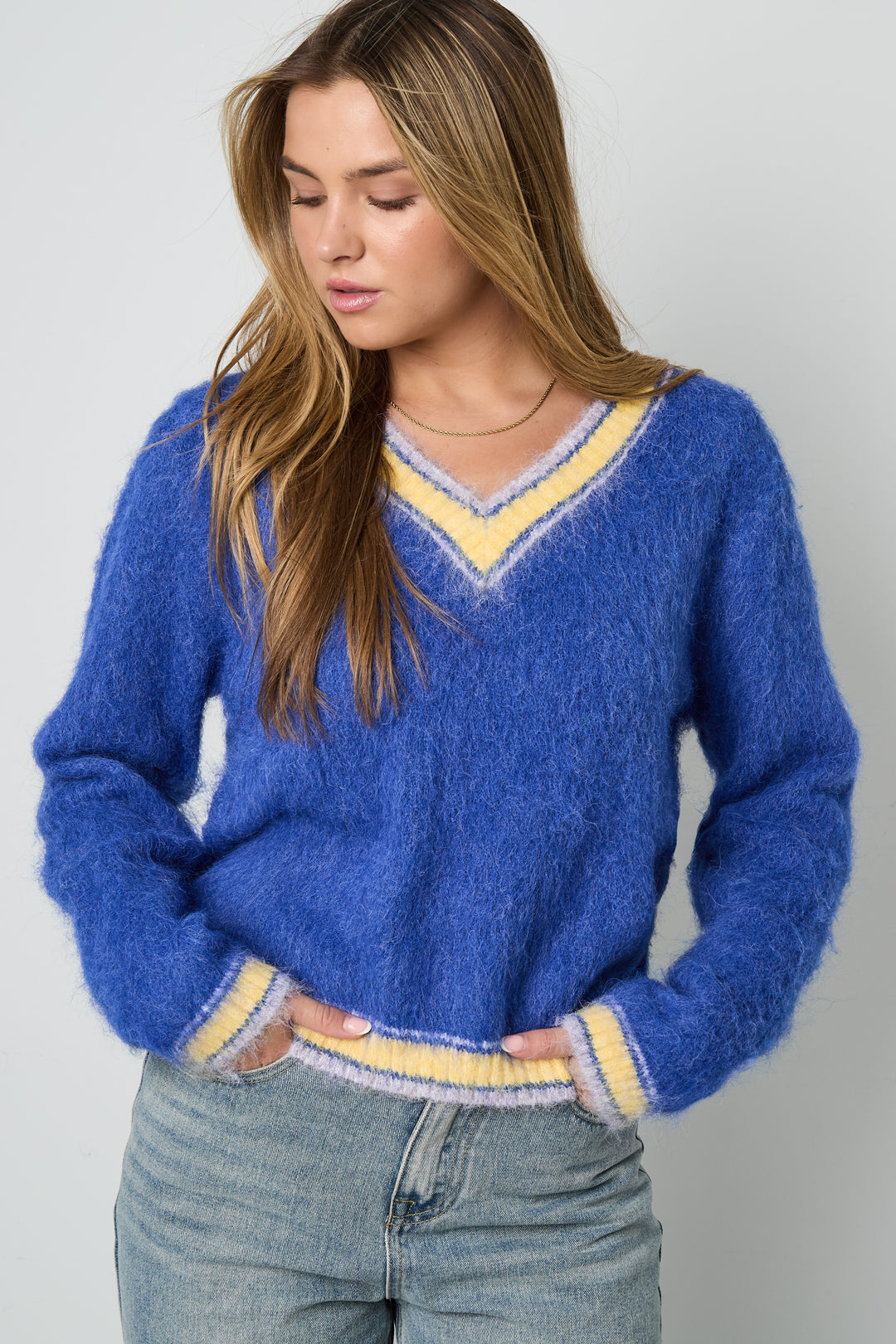 Anni V-Pullover – Kontrast in Blau – getragen