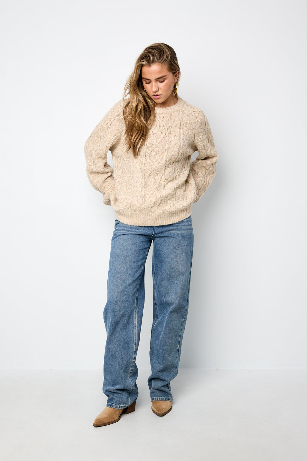 Elin Zopfpullover in Khaki mit weiter Jeans