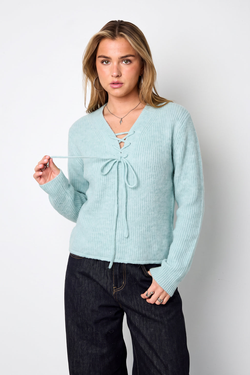 Hanna Pullover – Schnürung in Blau – getragen (2)