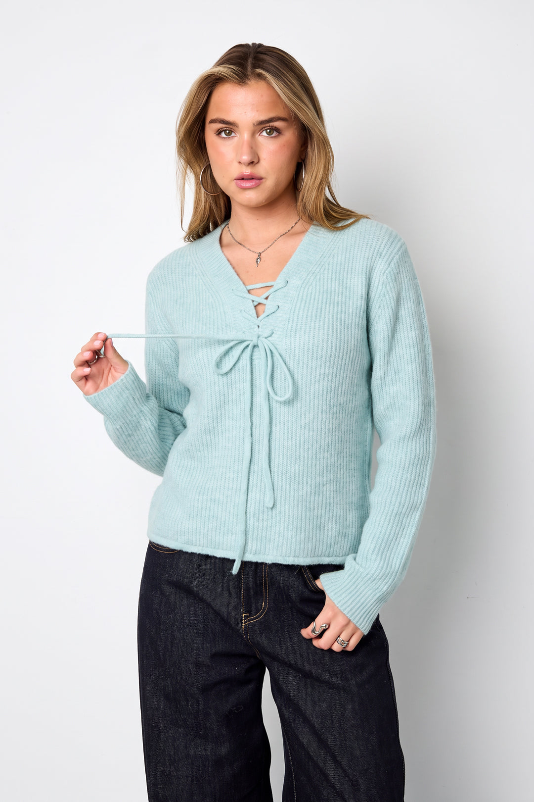 Hanna Pullover – Schnürung in Blau – getragen (2)