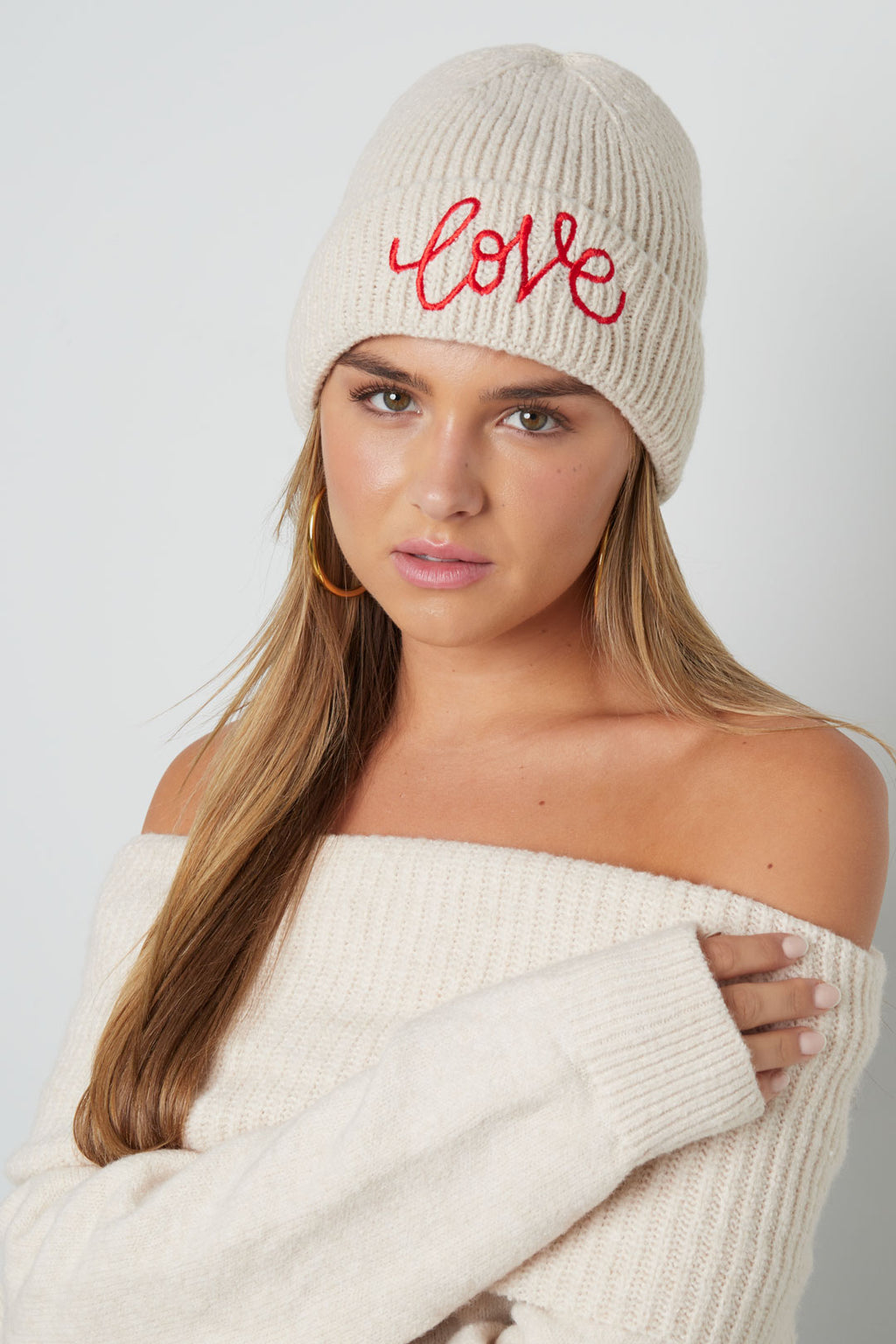 Liana Beanie – Love-Stickerei in Creme – getragen