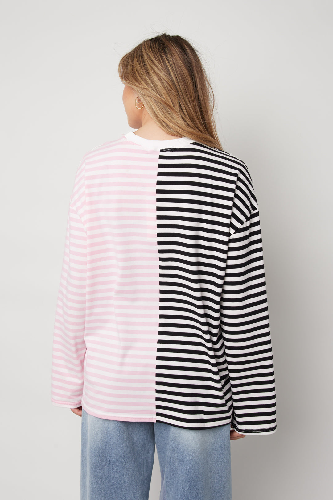 Mira Langarmshirt – Blockstreifen in Rosa – getragen (5)