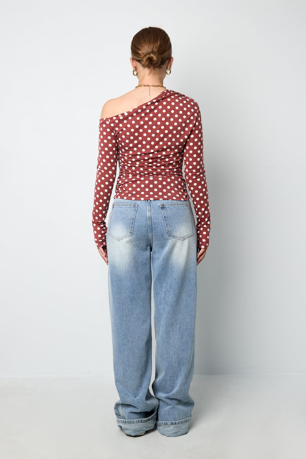 Zoe Off-Shoulder-Shirt – Punkte in Rot – getragen (4)